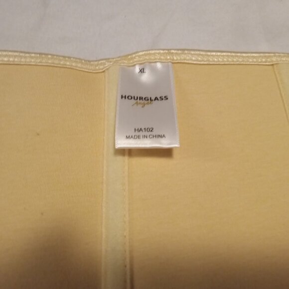 Beige Hourglass Angel Latex Waist Trainer โ 3 Hook Shapewear for Instant Curves - Picture 5 of 12